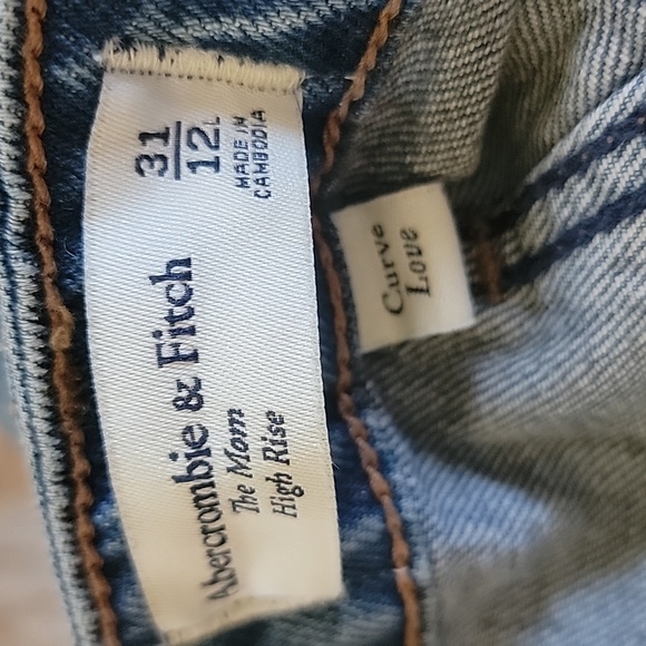 ABERCROMBIE & FITCH Curve Love The Mom High Rise Distressed Light Wash Jeans - Picture 6 of 8